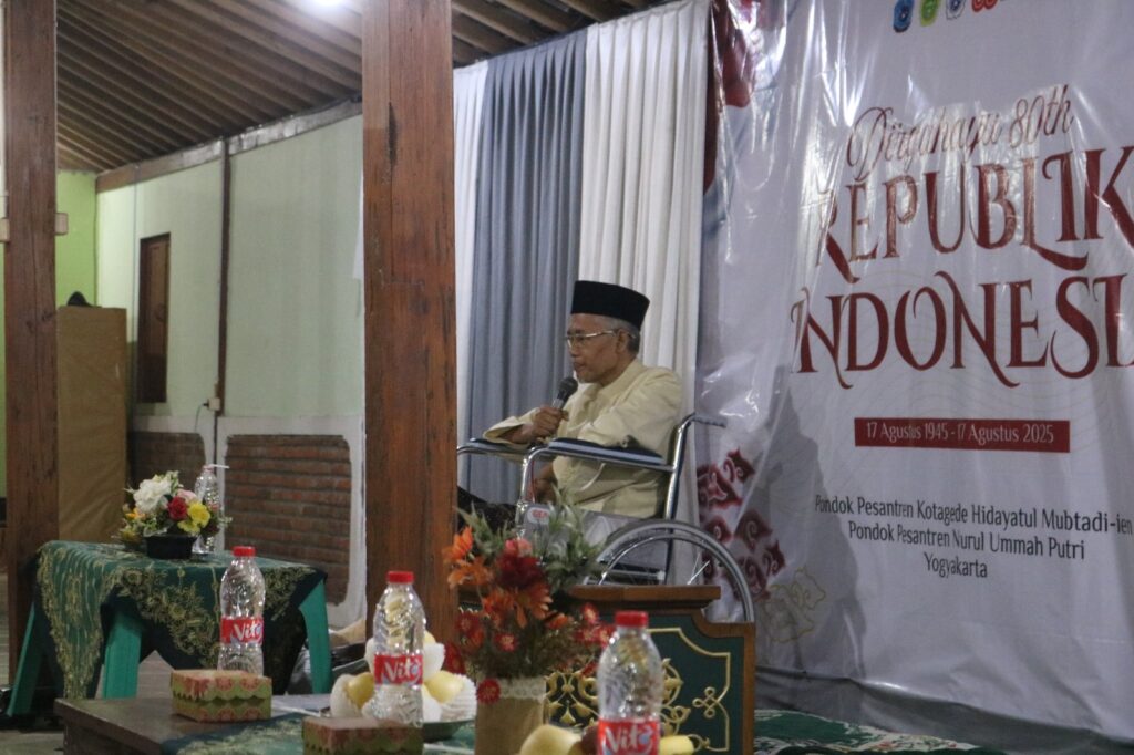 (Abah K.H. Munir Syafa'at Memimpin Doa pada Malam Tirakatan)