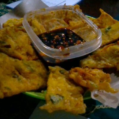 Di Bawah Rembulan, Lantunan Ayat Mengalir Bersama Aroma Bakwan