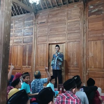 Pesulap Hikmah dalam Halal Bi Halal TPQ Hidayatul Mubtadi-ien: Penegasan Makna Maaf dan Sedekah