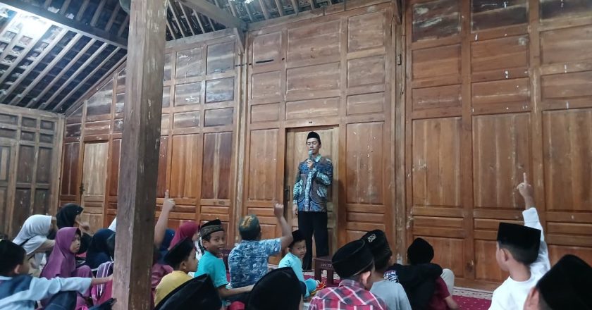 Pesulap Hikmah dalam Halal Bi Halal TPQ Hidayatul Mubtadi-ien: Penegasan Makna Maaf dan Sedekah